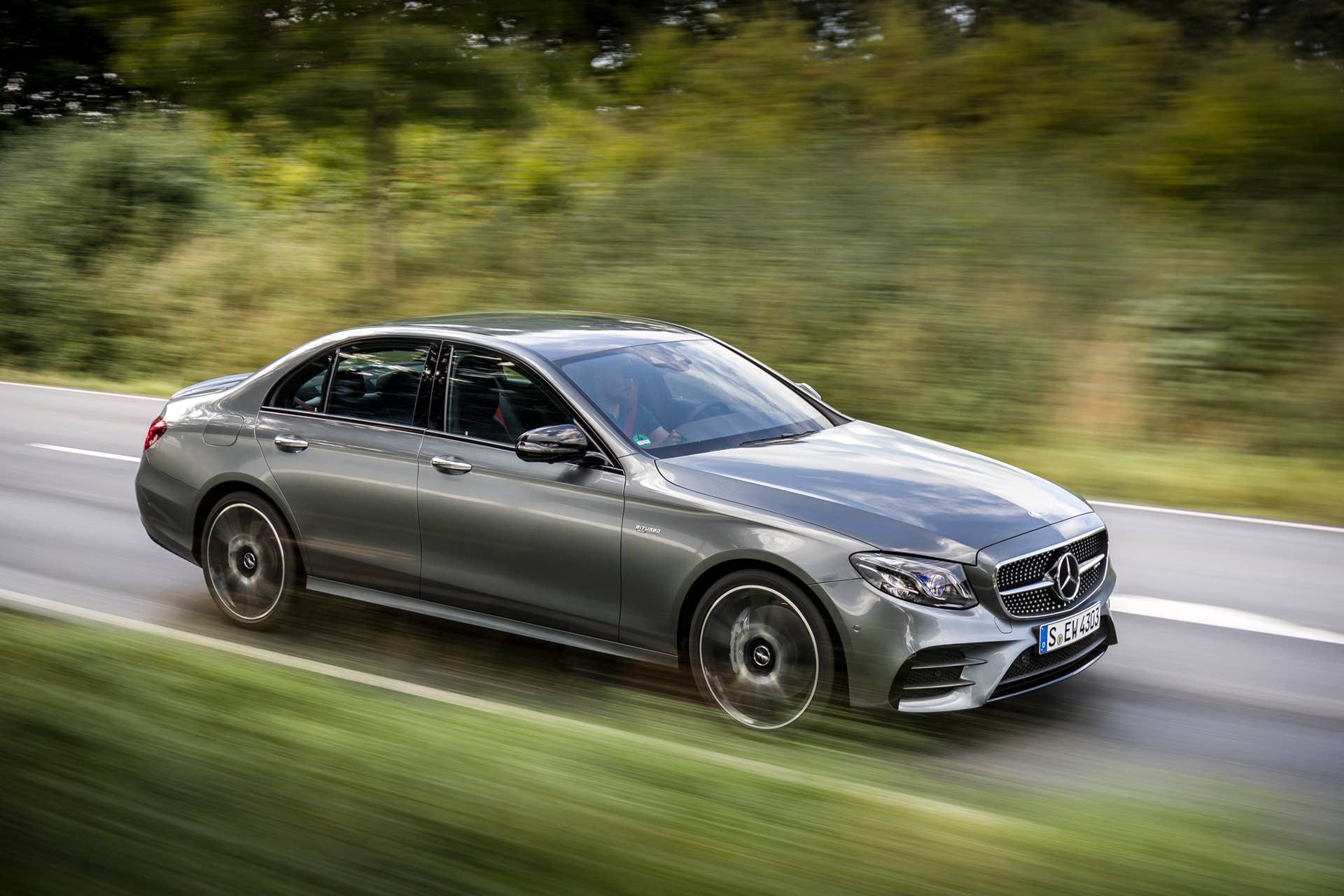 E 43 4MATIC Limousine selenitgrau; Leder: Nappa AMG schwarz mit roten Ziernähten Leather: Nappa AMG black withred topstiching AMG E 43 4MATIC Limousine/Saloon Kraftstoffverbrauch kombiniert: 8,2 l/100 km, CO2-Emissionen kombiniert: 187 g/km Fuel consumption, combined: 8.2 l/100 km, CO2 emissions, combined: 187 g/km