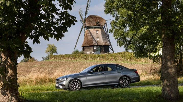 E 43 4MATIC Limousine selenitgrau; Leder: Nappa AMG schwarz mit roten ZiernähtenLeather: Nappa AMG black withred topstichingAMG E 43 4MATIC Limousine/SaloonKraftstoffverbrauch kombiniert: 8,2 l/100 km, CO2-Emissionen kombiniert: 187 g/kmFuel consumption, combined: 8.2 l/100 km, CO2 emissions, combined: 187 g/km