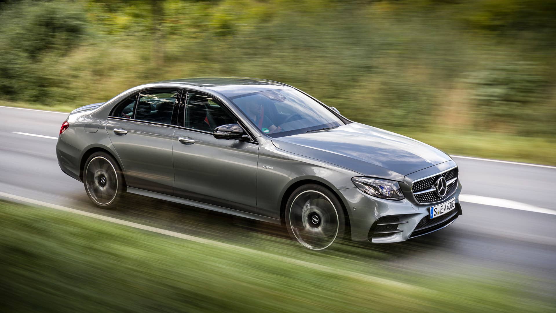 2017 Mercedes-Benz E43 lead