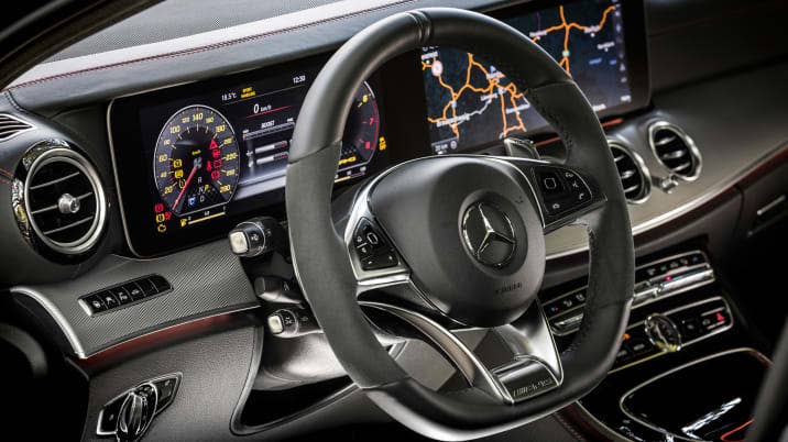 E 43 4MATIC Limousine selenitgrau; Leder: Nappa AMG schwarz mit roten ZiernähtenLeather: Nappa AMG black withred topstichingAMG E 43 4MATIC Limousine/SaloonKraftstoffverbrauch kombiniert: 8,2 l/100 km, CO2-Emissionen kombiniert: 187 g/kmFuel consumption, combined: 8.2 l/100 km, CO2 emissions, combined: 187 g/km