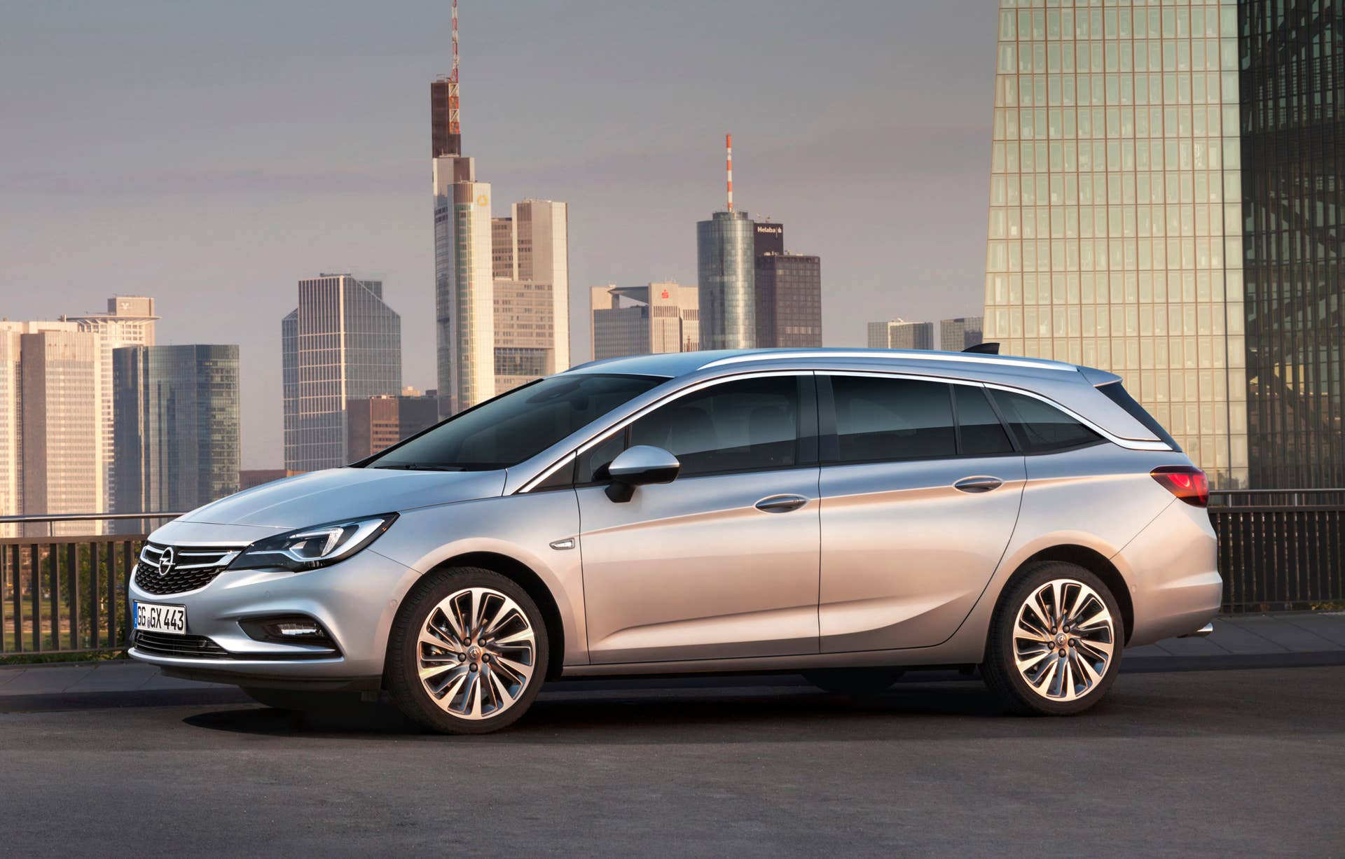 2016 Opel Astra Sports Tourer wagon front 3/4 static