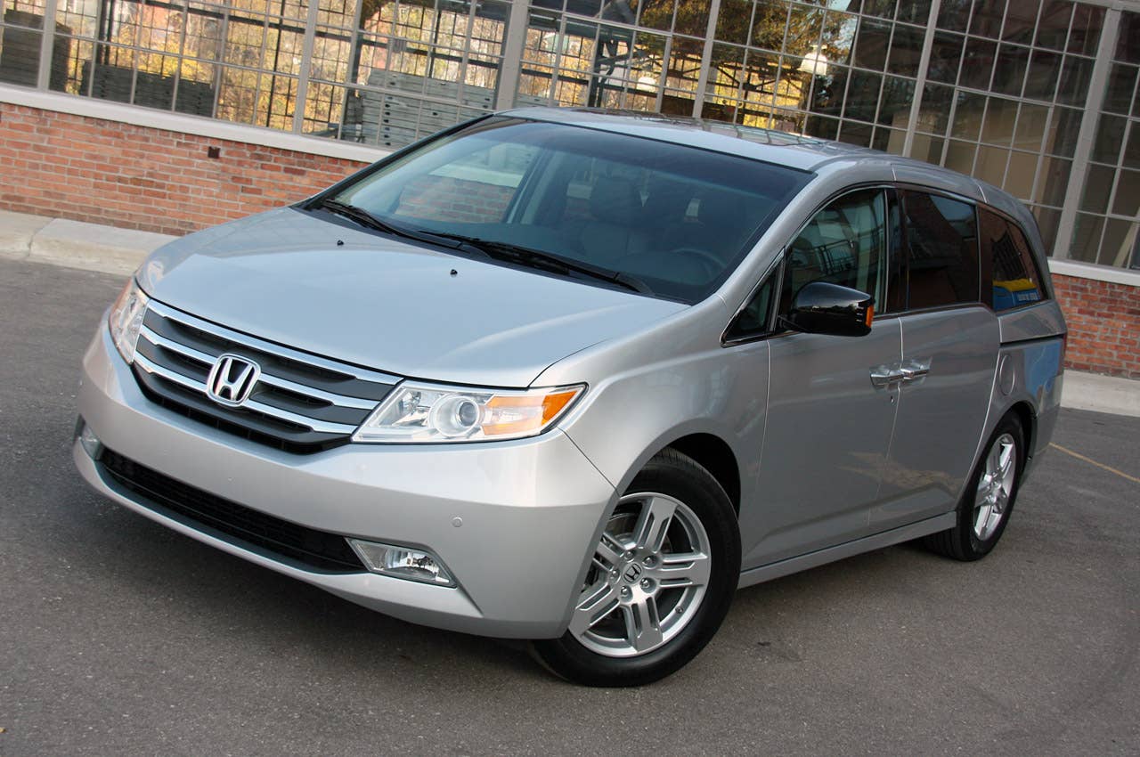 2011 Honda Odyssey front 3/4 view