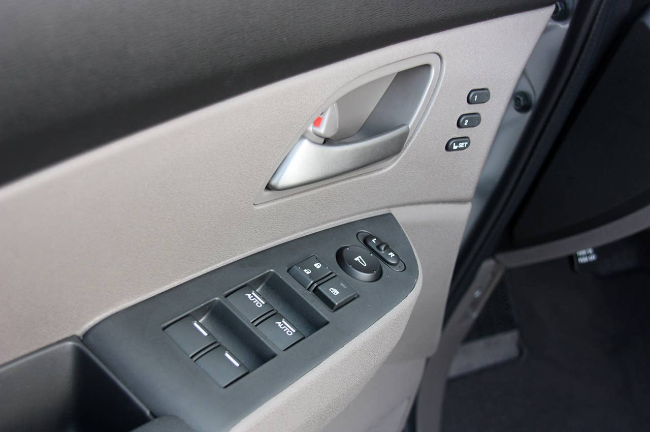 2011 Honda Odyssey door controls