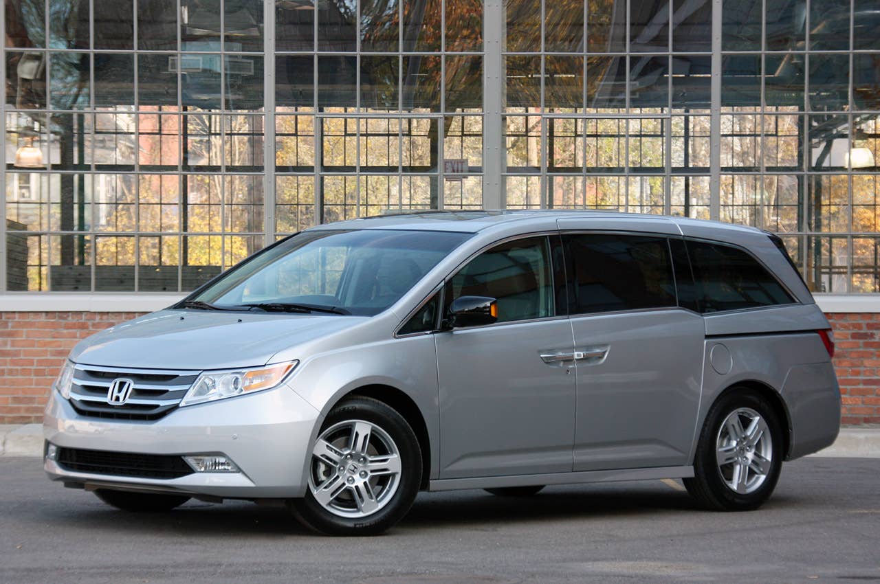 2011 Honda Odyssey front 3/4 view