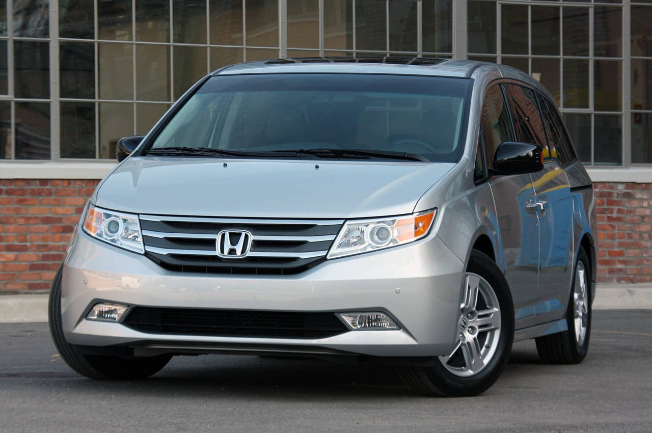2011 Honda Odyssey front 3/4 view