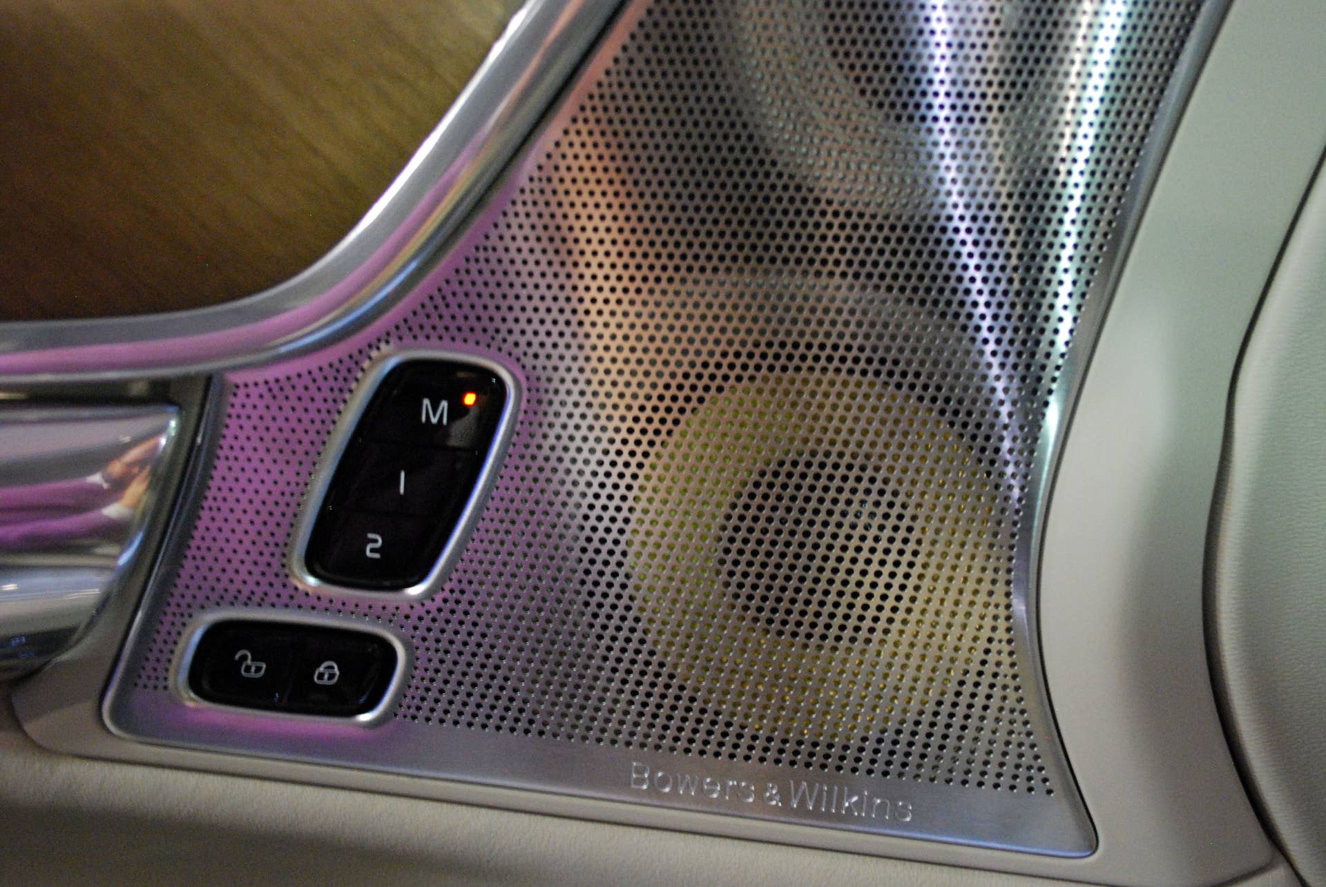 2017 Volvo S90 live speaker grille