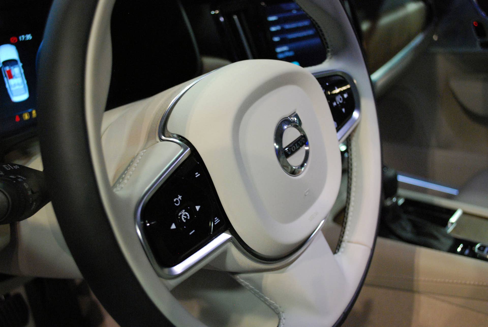 2017 Volvo S90 live reveal steering wheel