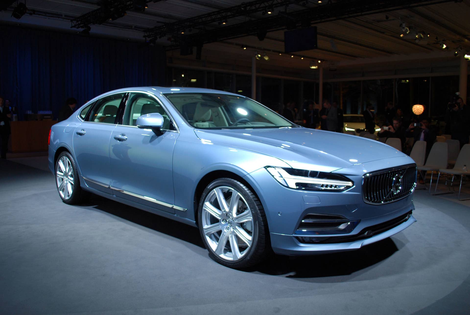 2017 Volvo S90 Live Reveal front 3/4