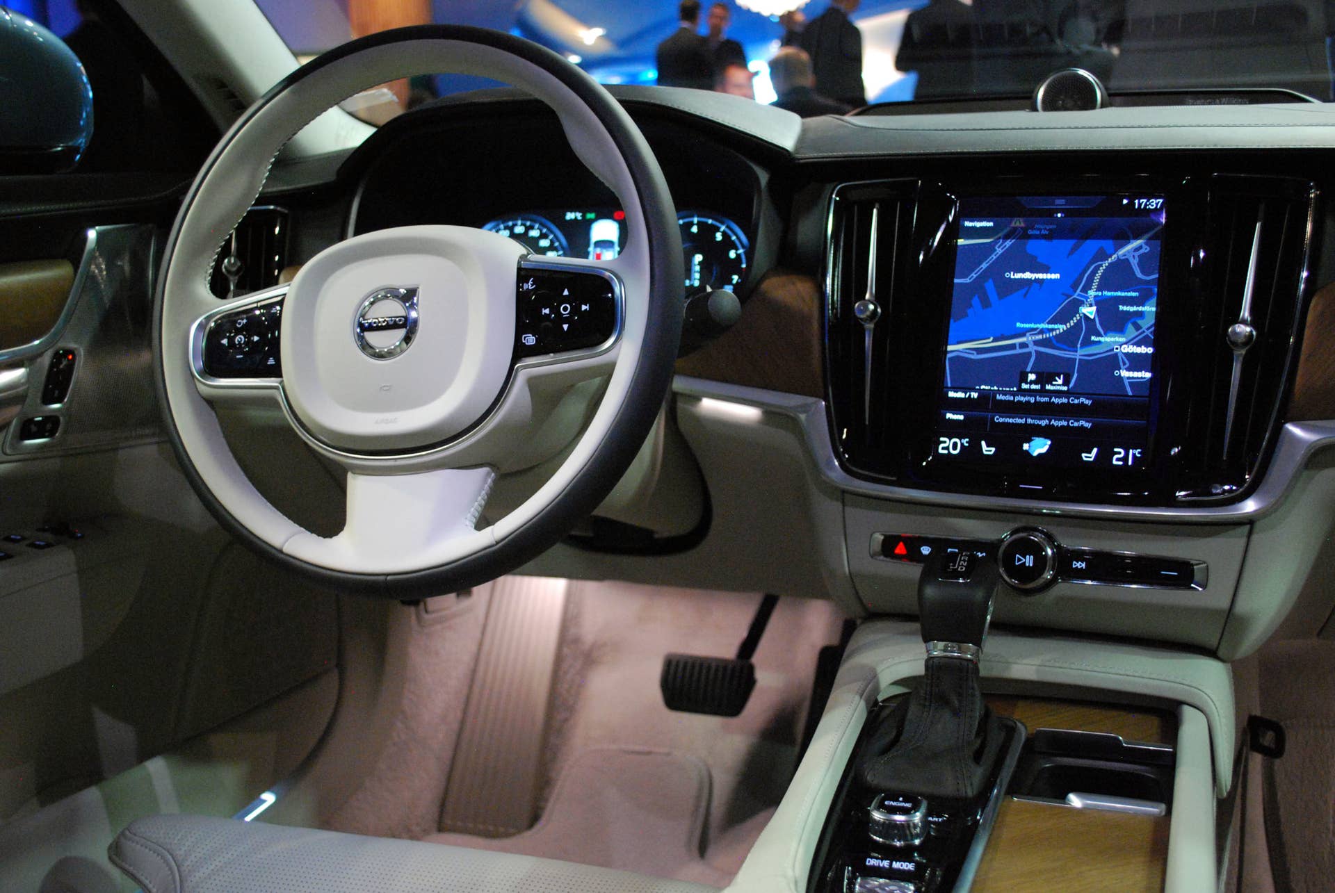 2017 Volvo S90 live reveal dashboard