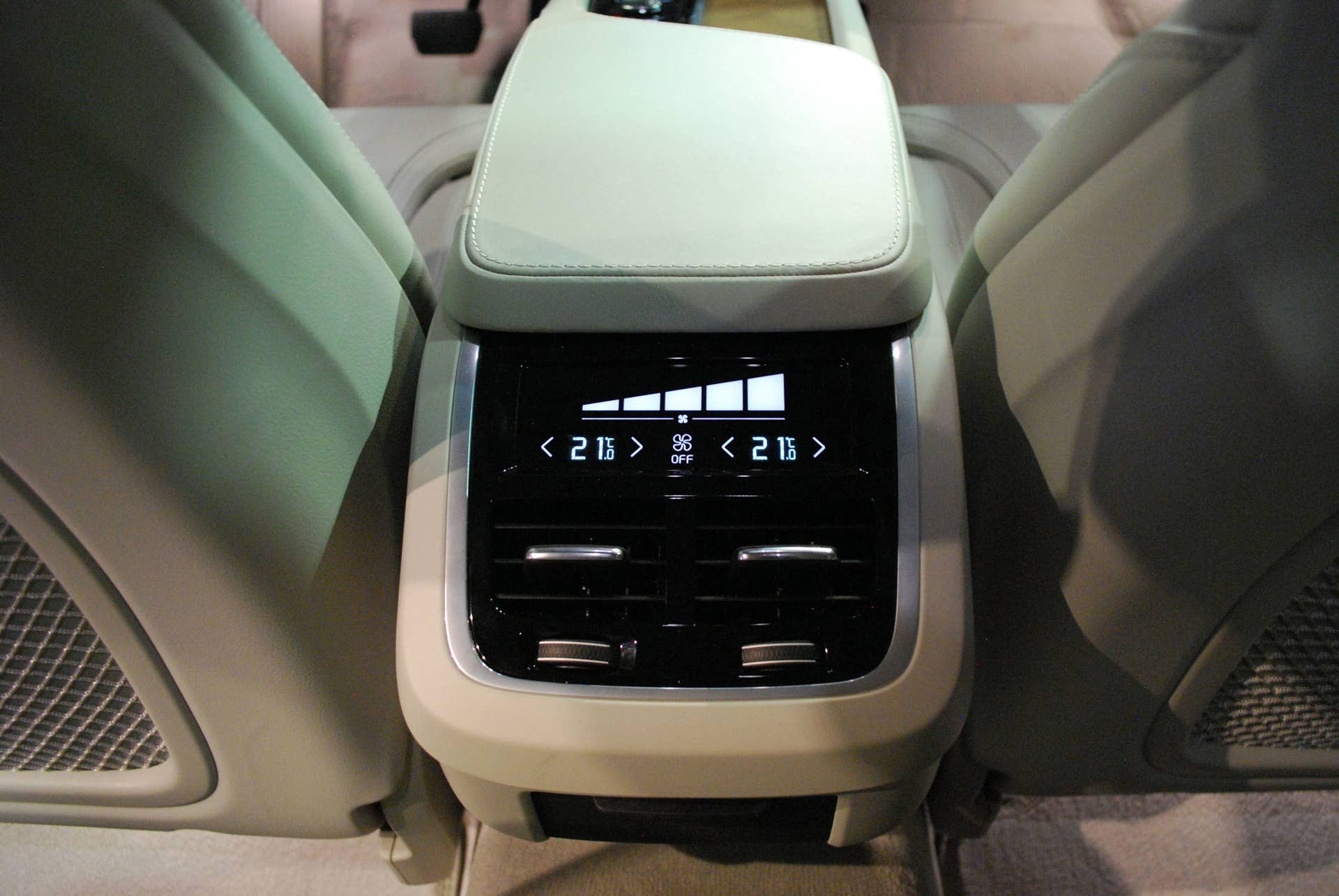 2017 Volvo S90 live reveal rear hvac controls