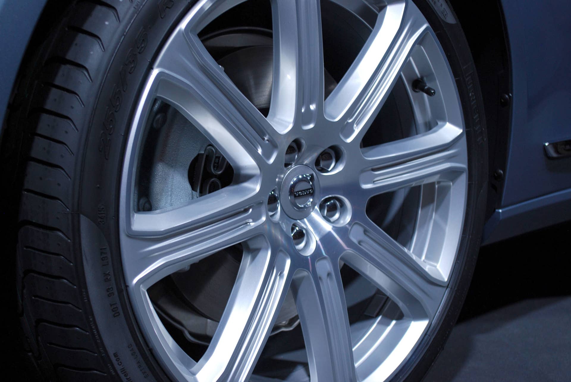 2017 Volvo S90 live reveal wheel