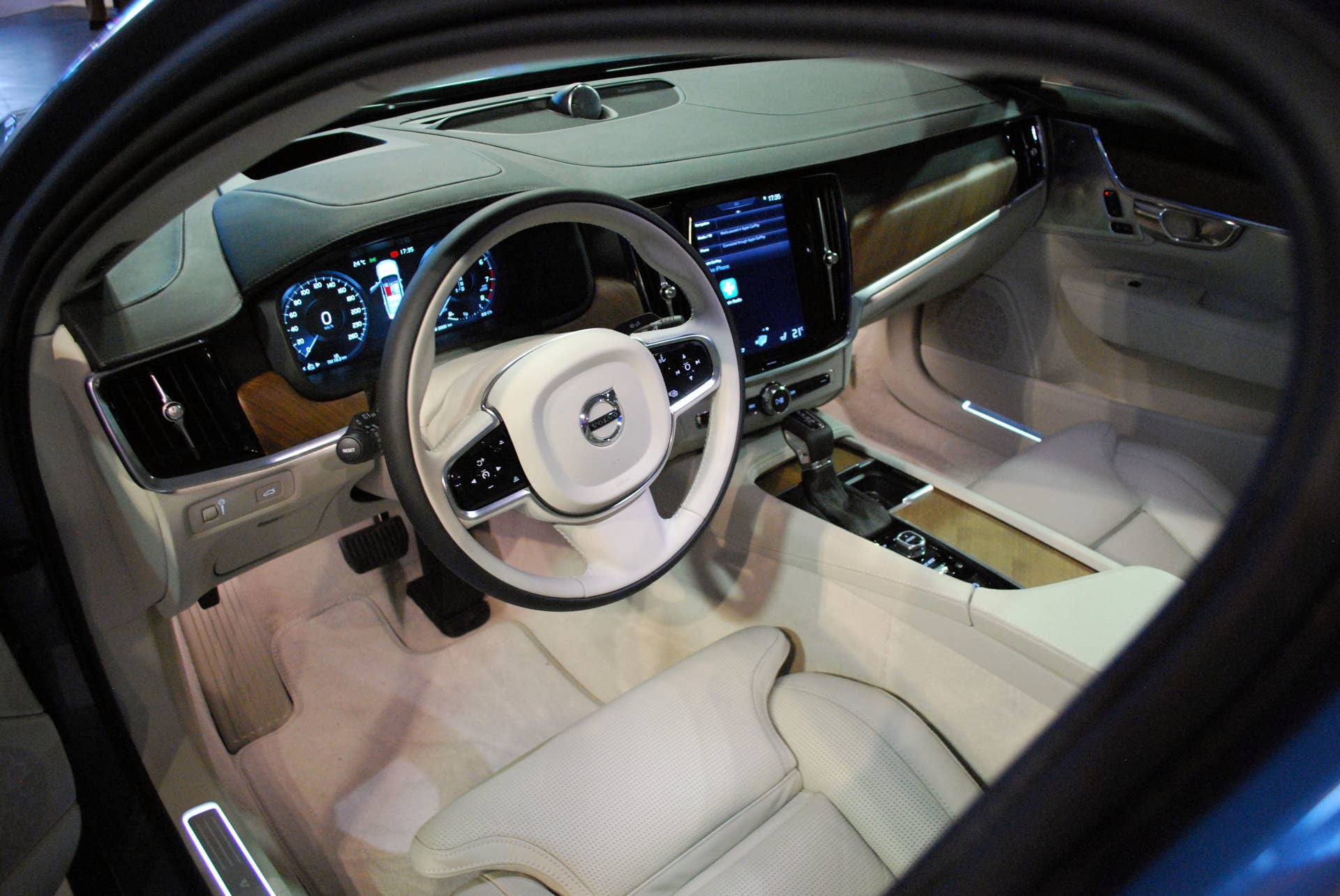 2017 Volvo S90 live reveal interior
