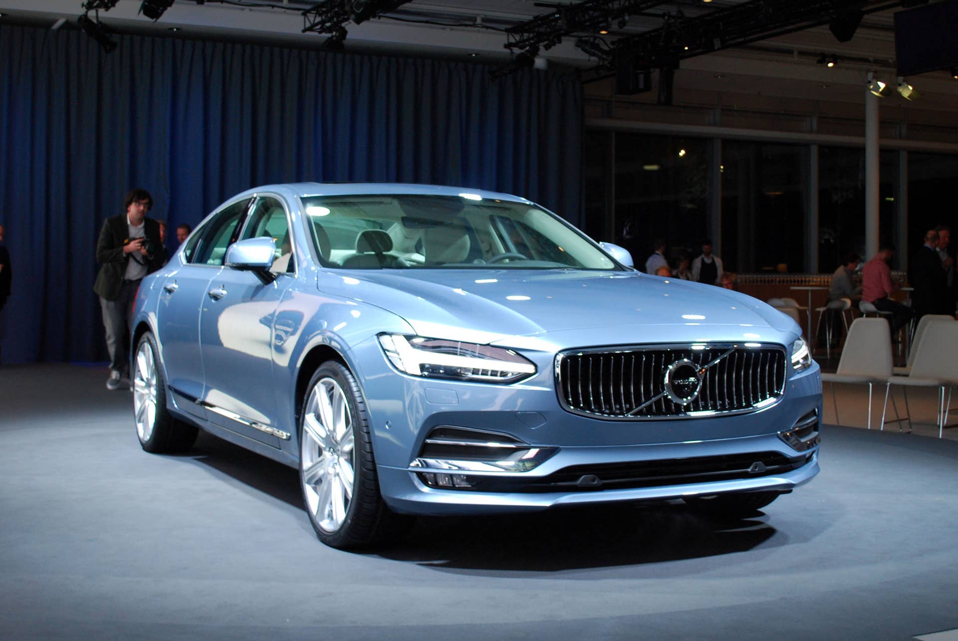 2017 Volvo S90 front 3/4