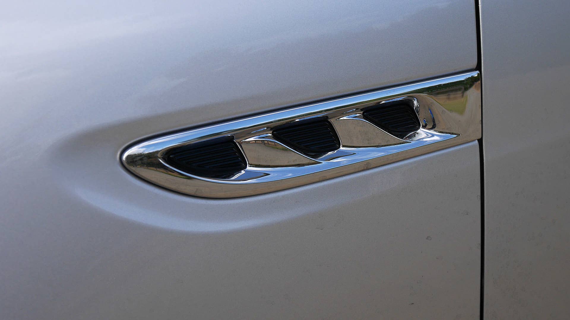 2017 Buick LaCrosse side trim