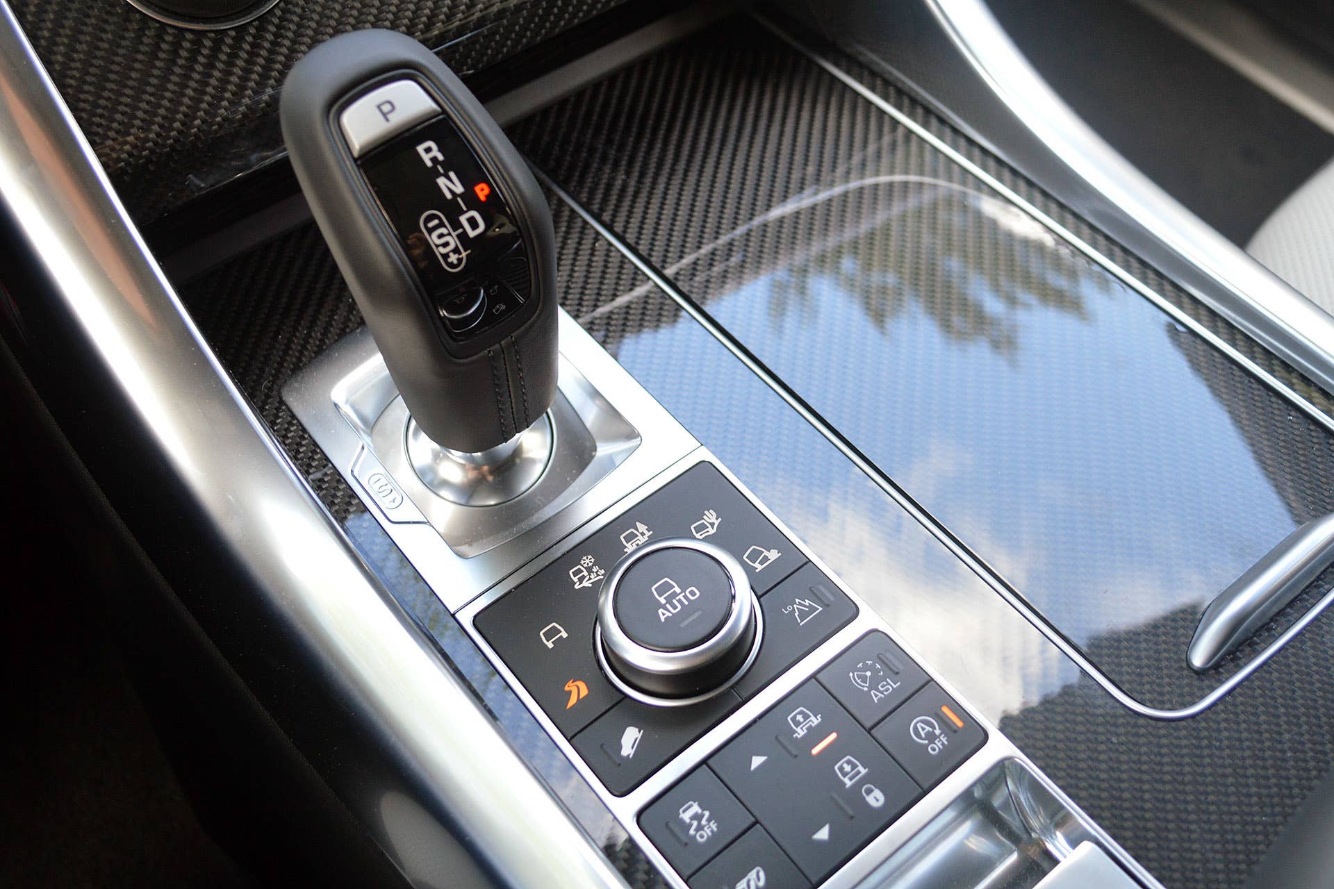 2015 Land Rover Range Rover Sport SVR center console