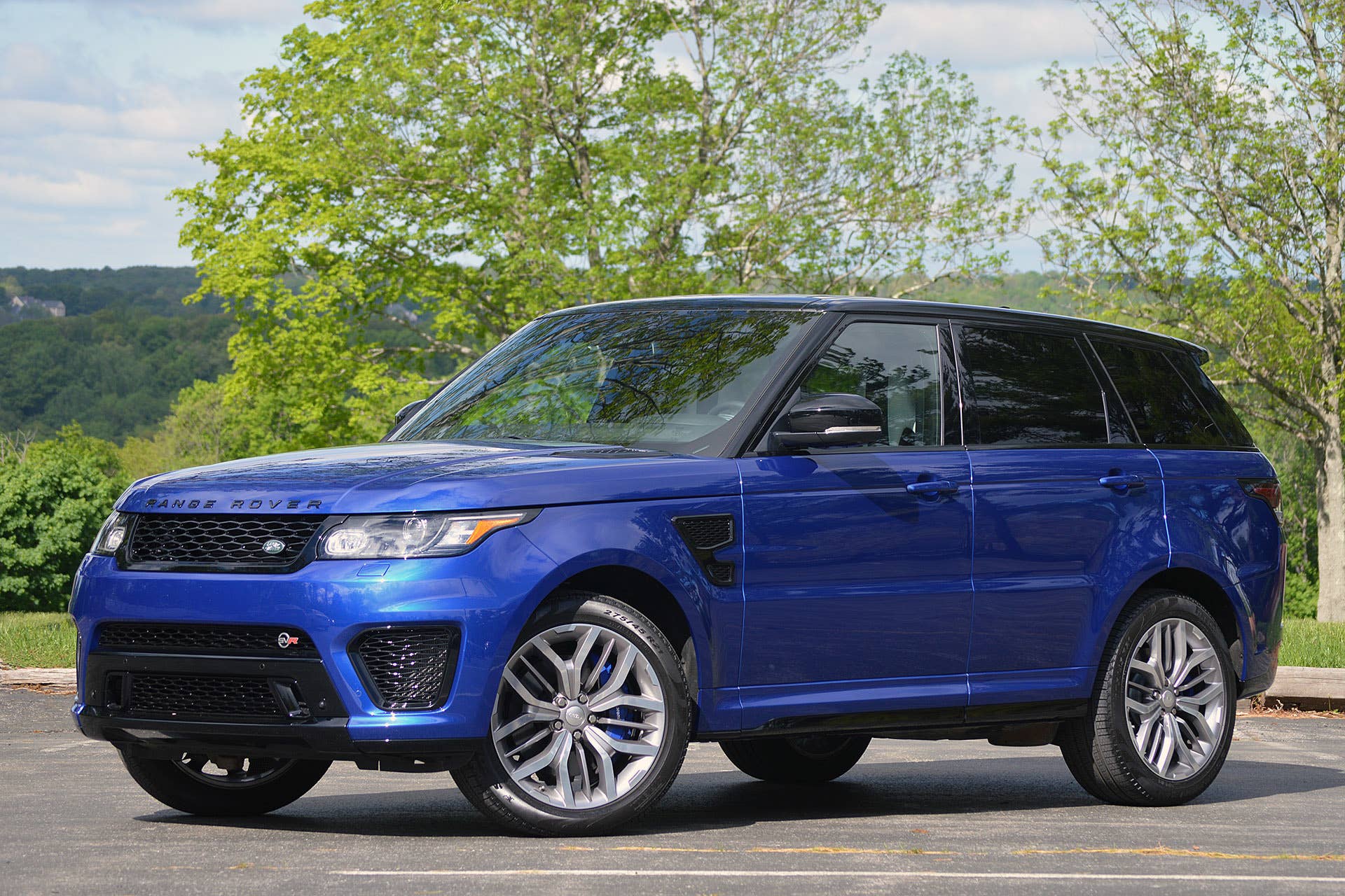 2015 Land Rover Range Rover Sport SVR front 3/4 view