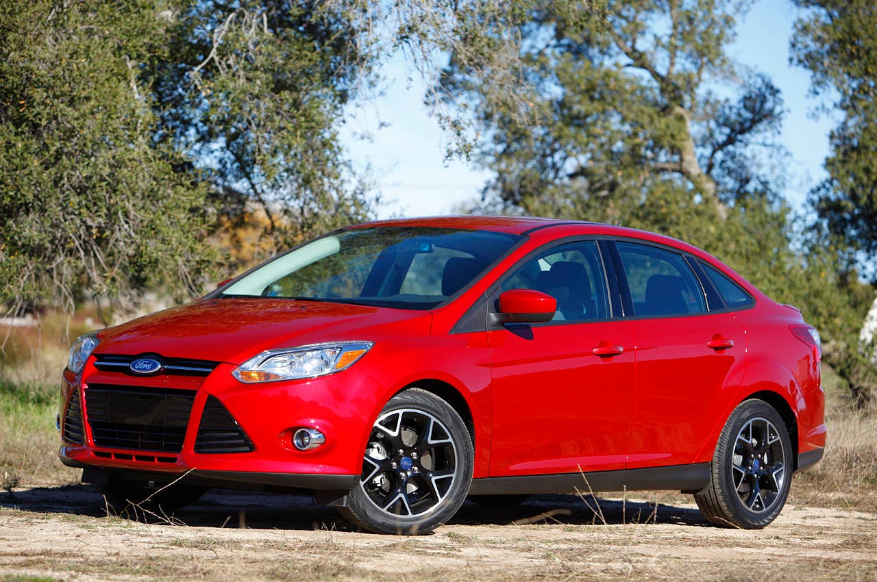 2012 Ford Focus front 3/4 view