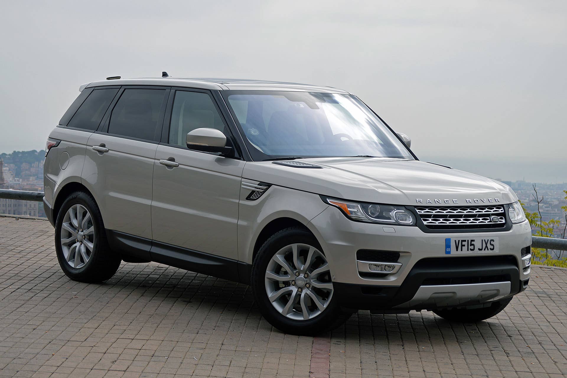 2016 Land Rover Range Rover Sport Td6 front 3/4 view