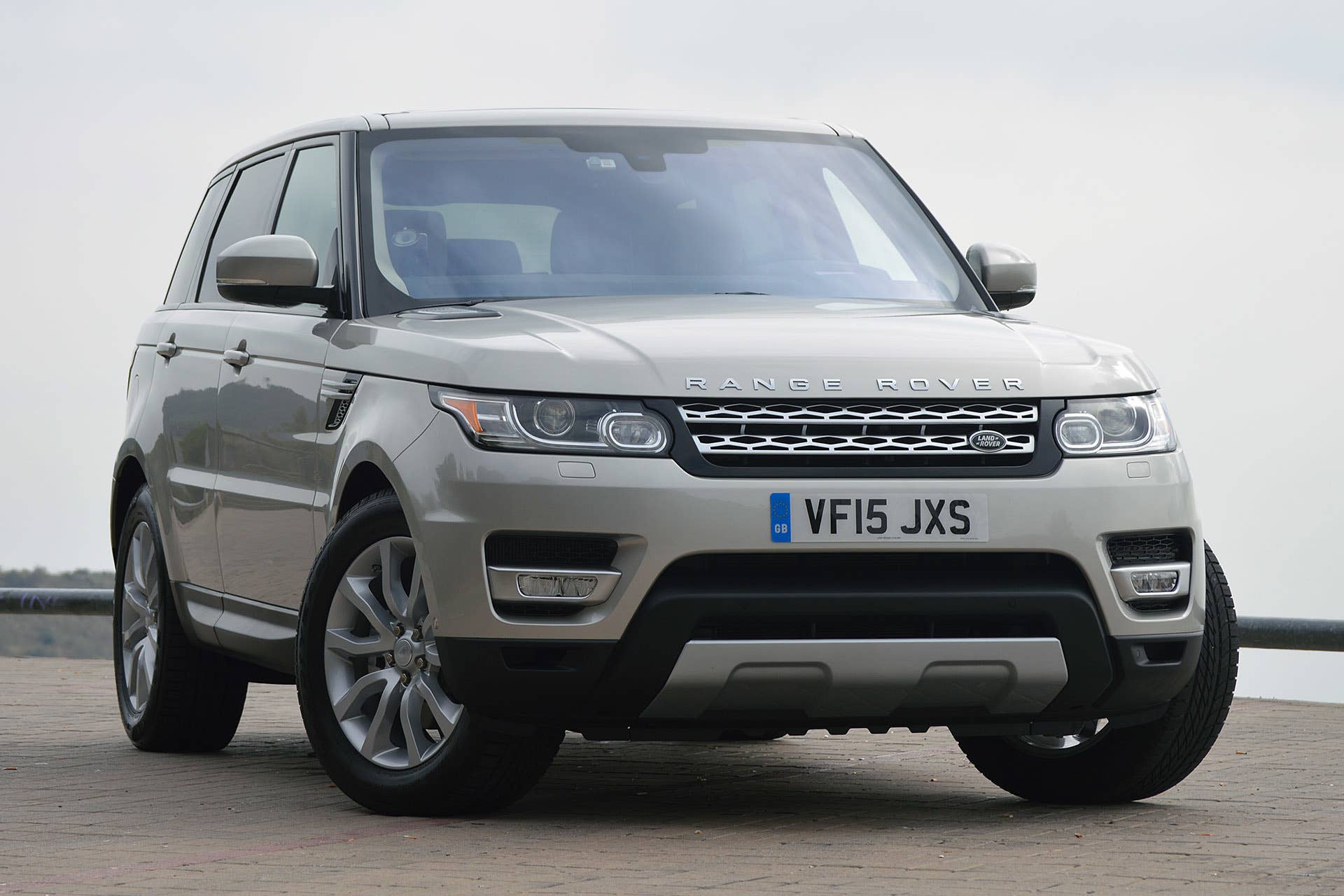 2016 Land Rover Range Rover Sport Td6 front 3/4 view