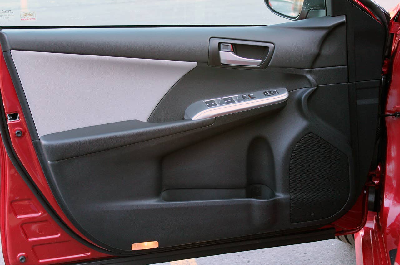 2012 Toyota Camry SE V6 door
