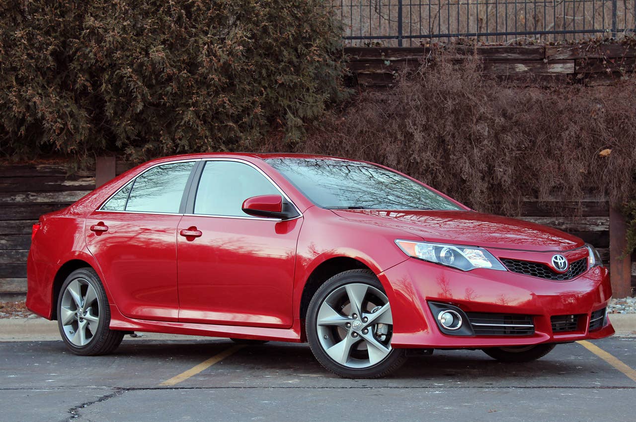 2012 Toyota Camry SE V6 front 3/4 view