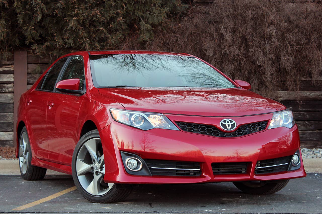 2012 Toyota Camry SE V6 front 3/4 view