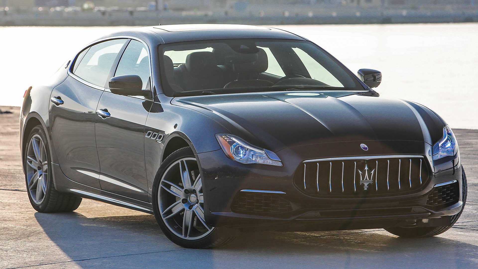 2017 Maserati Quattroporte front 3/4 view