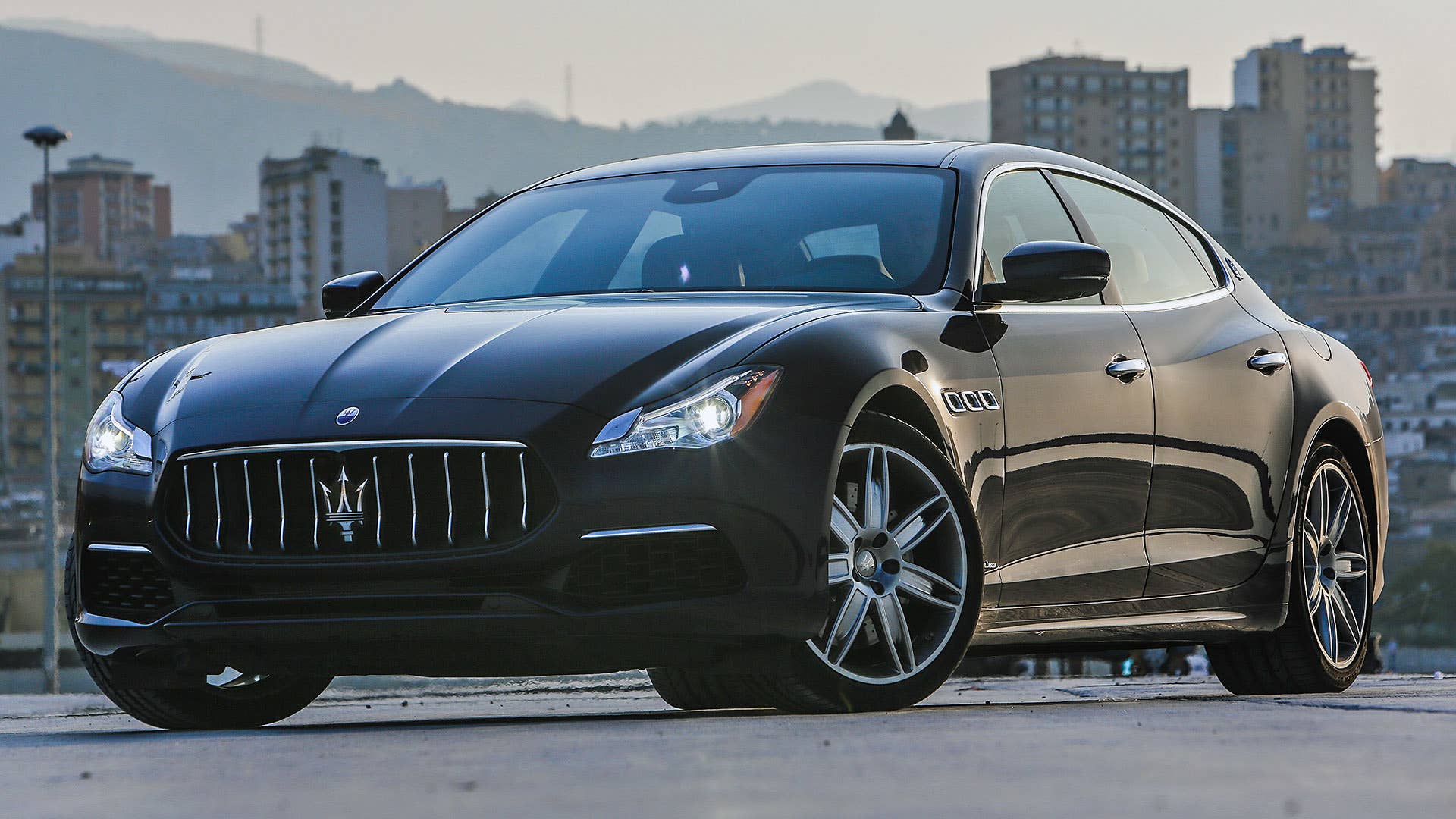 2017 Maserati Quattroporte front 3/4 view