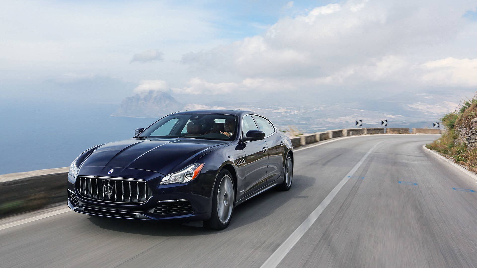 2017 Maserati Quattroporte driving