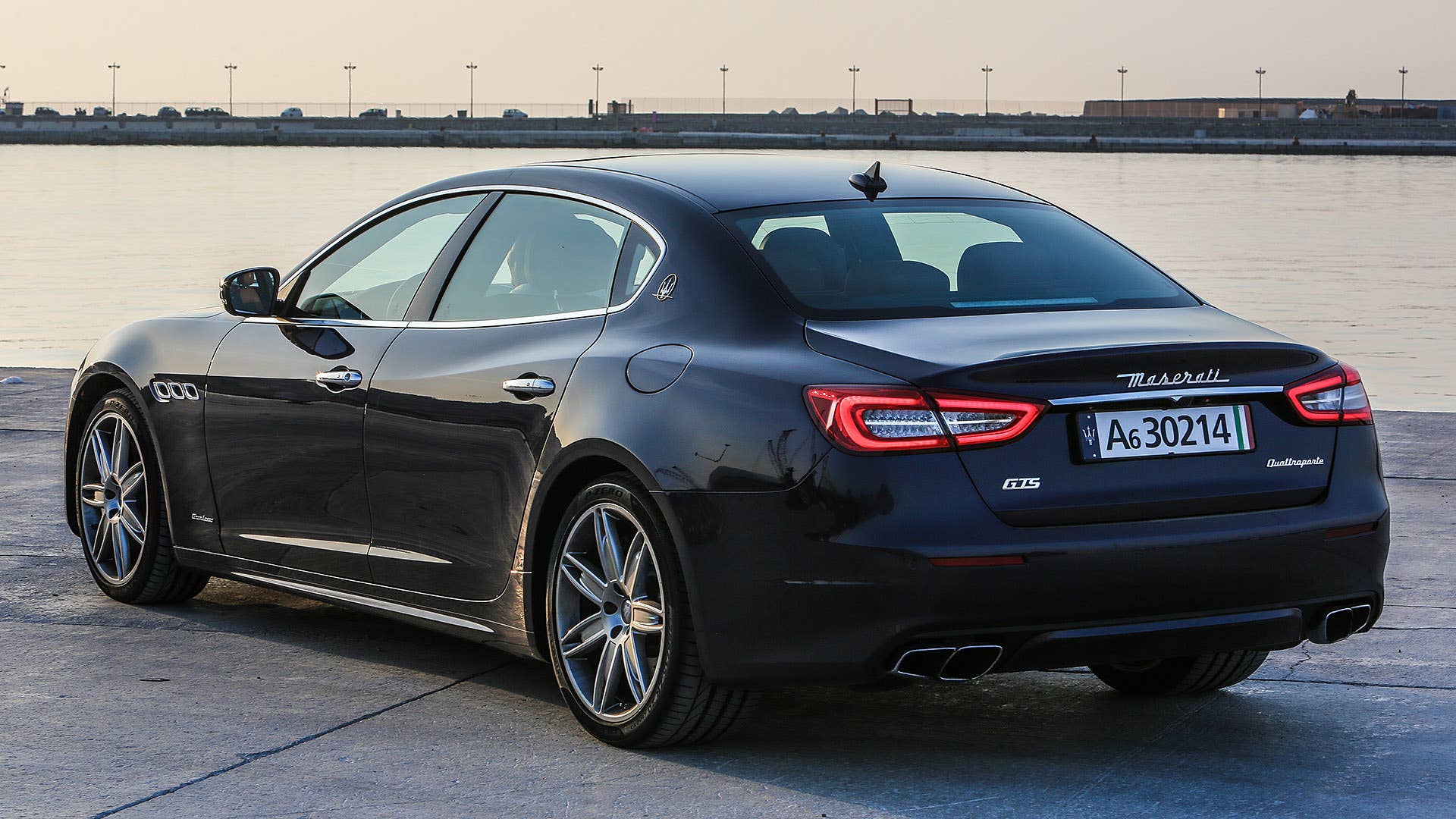 2017 Maserati Quattroporte rear 3/4 view