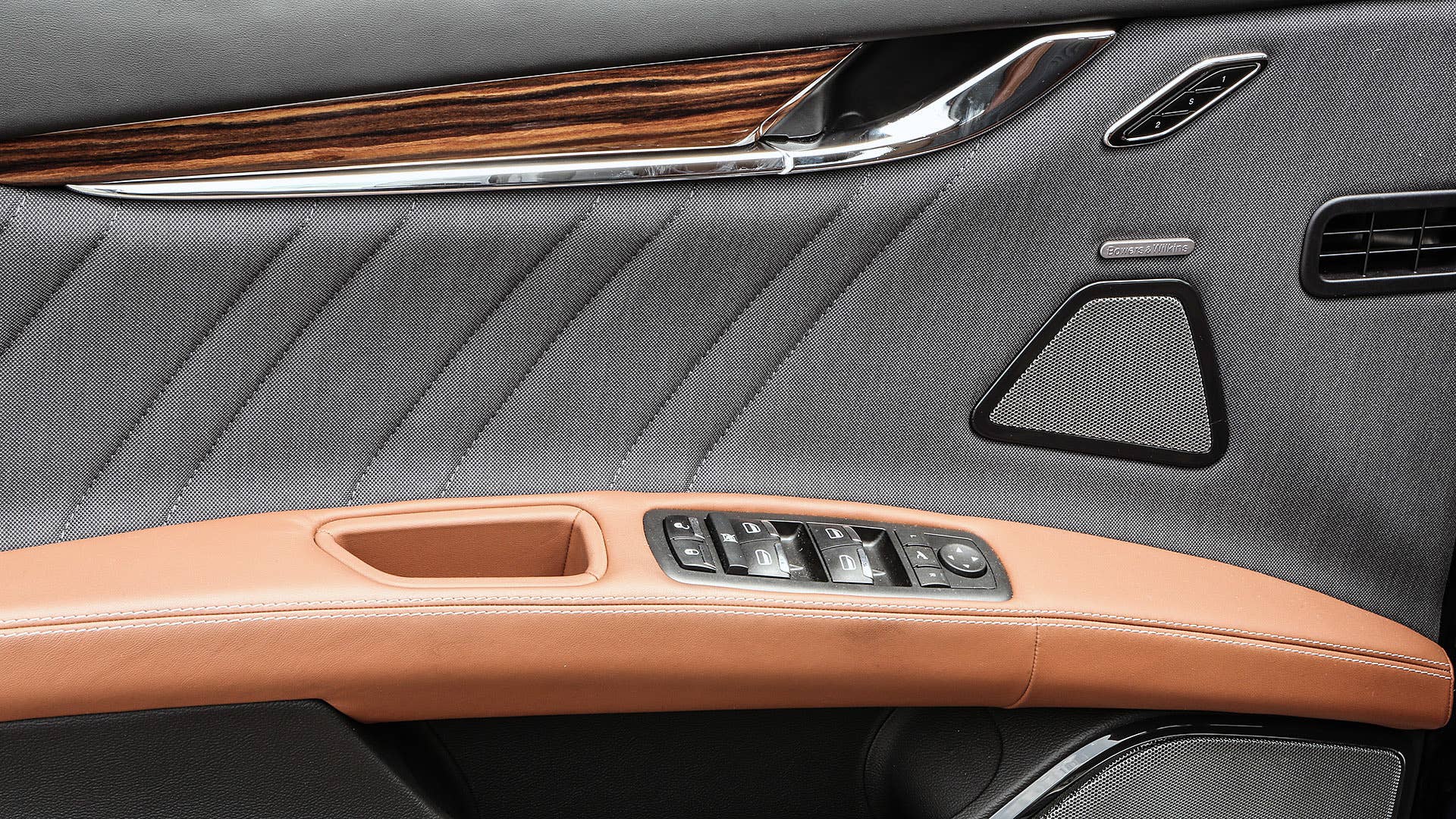 2017 Maserati Quattroporte door trim