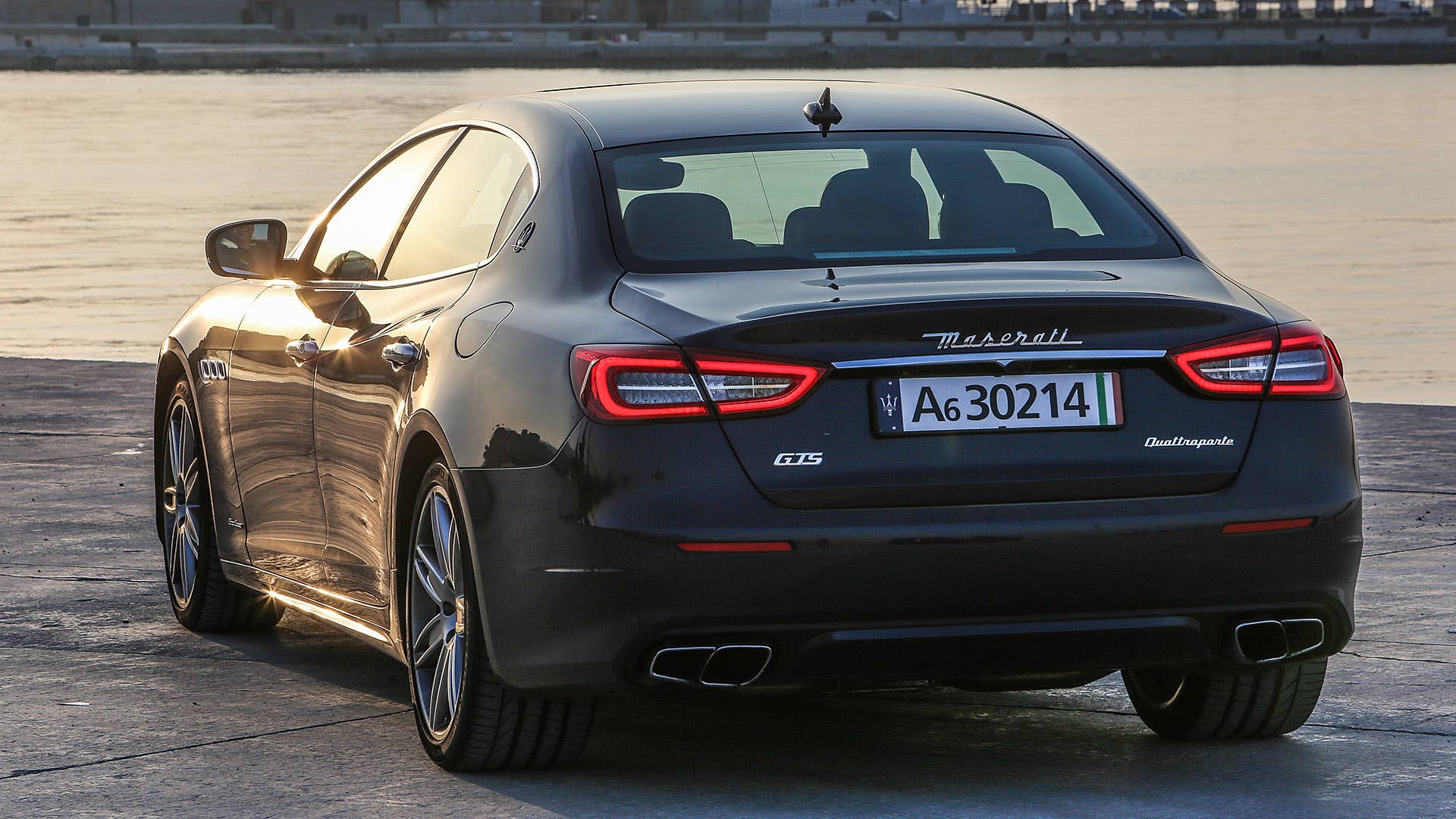 2017 Maserati Quattroporte rear 3/4 view