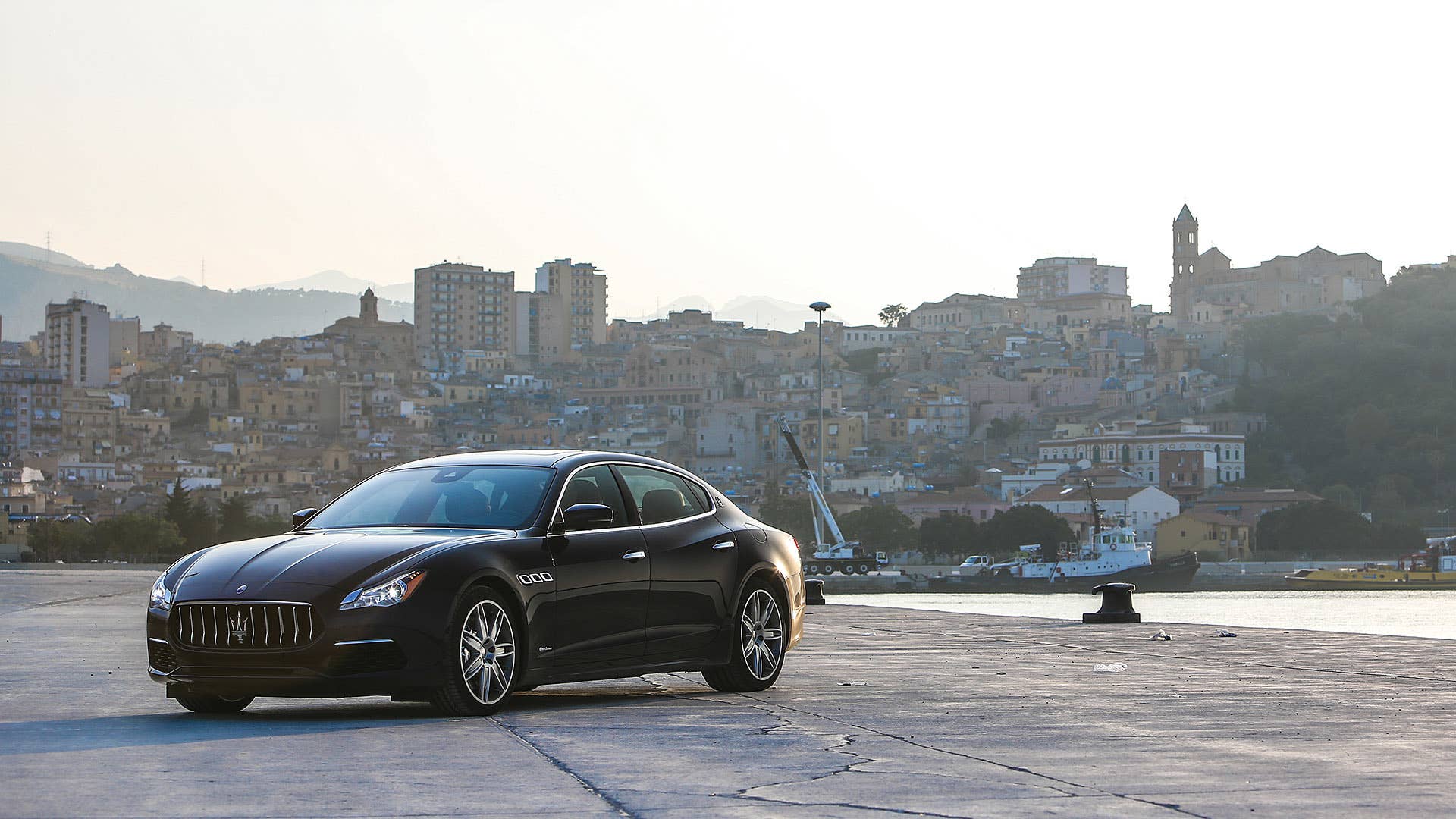 2017 Maserati Quattroporte front 3/4 view