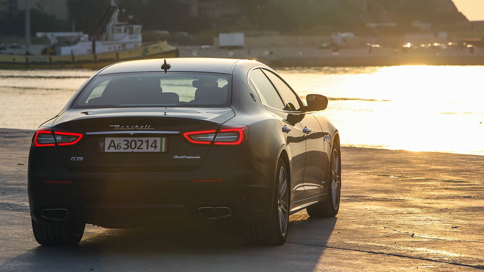 2017 Maserati Quattroporte rear 3/4 view
