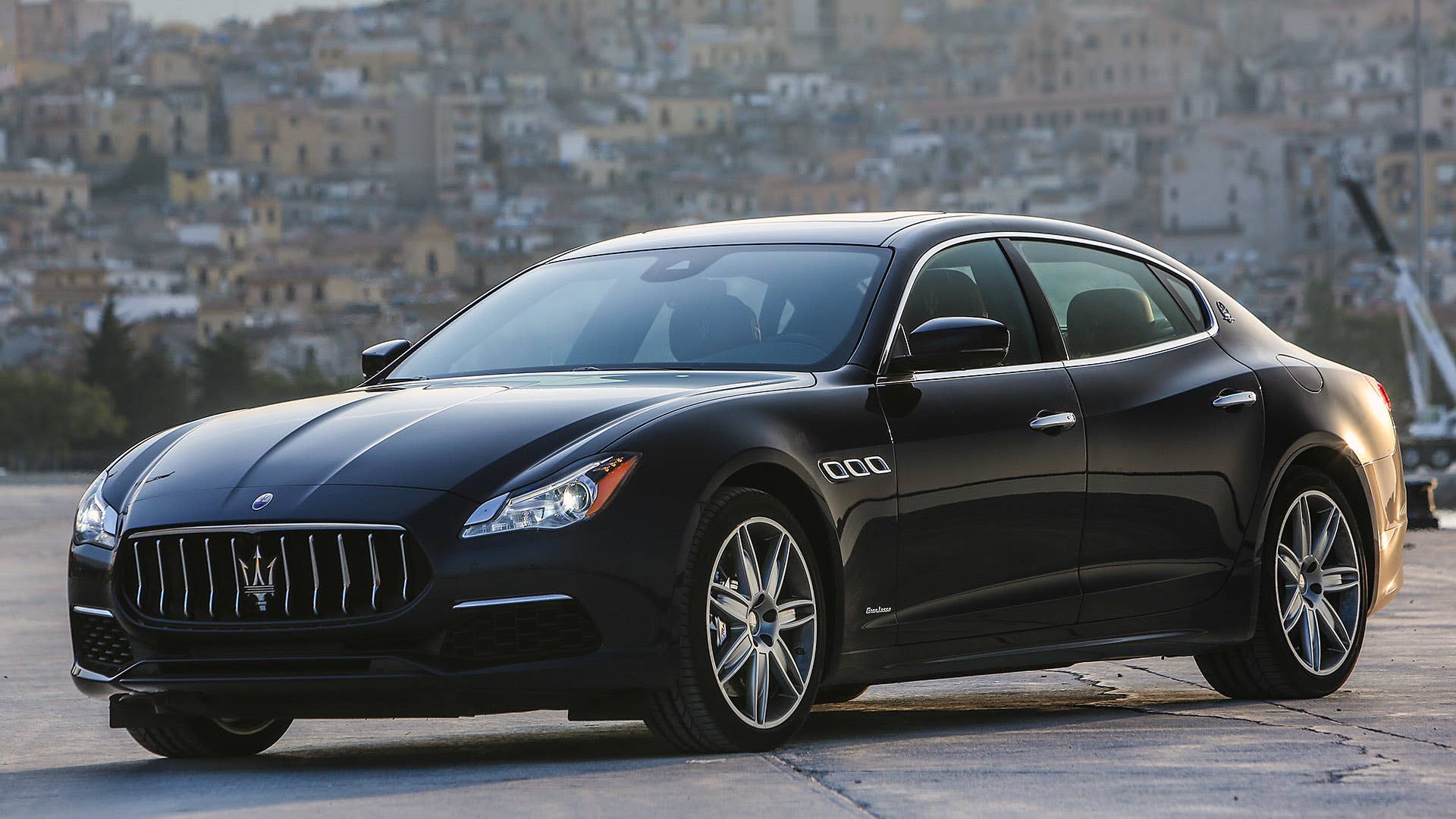 2017 Maserati Quattroporte front 3/4 view