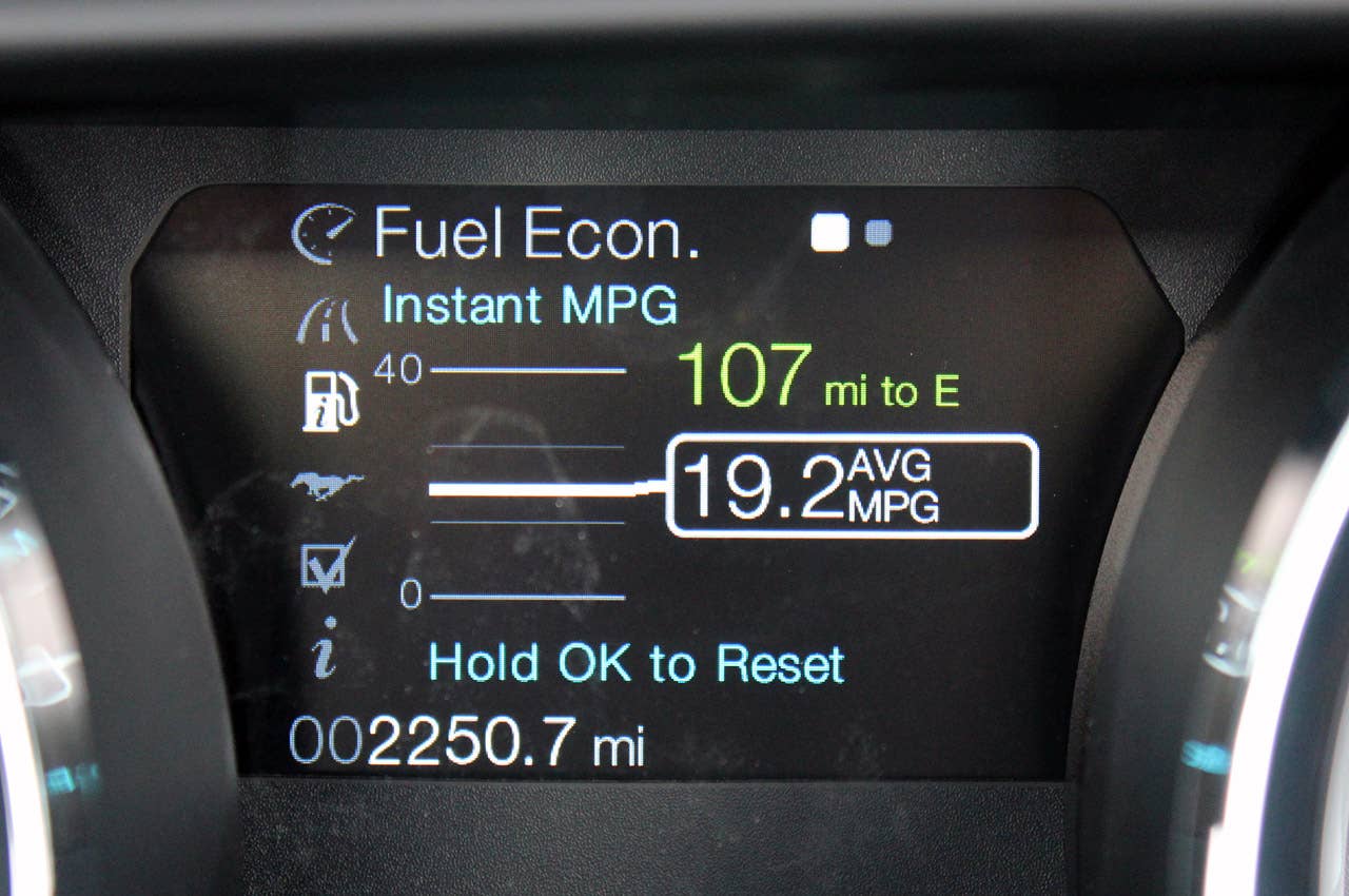 2013 Ford Mustang GT Convertible fuel economy display