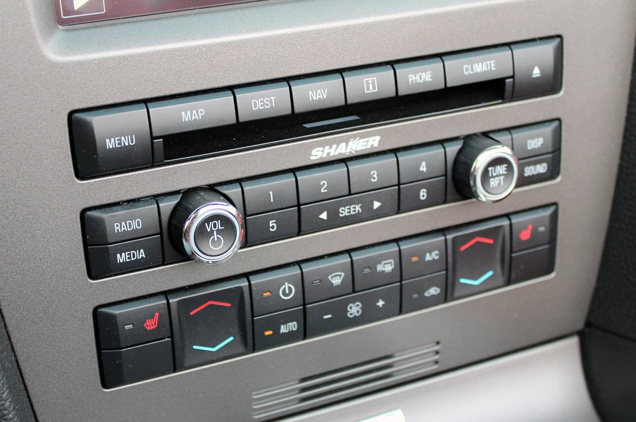 2013 Ford Mustang GT Convertible instrument panel