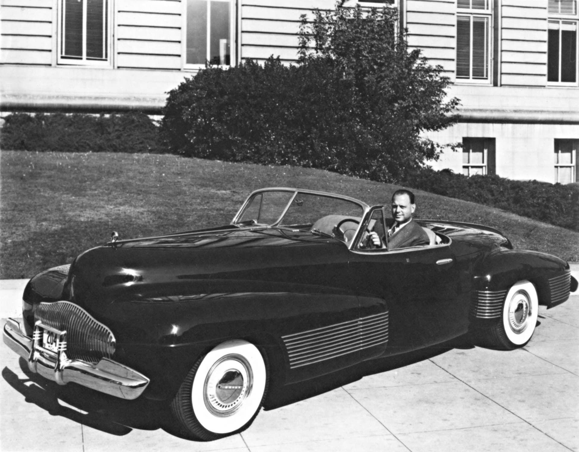 Harley Earl in a 1954 LaSalle II. W54HV_BU003