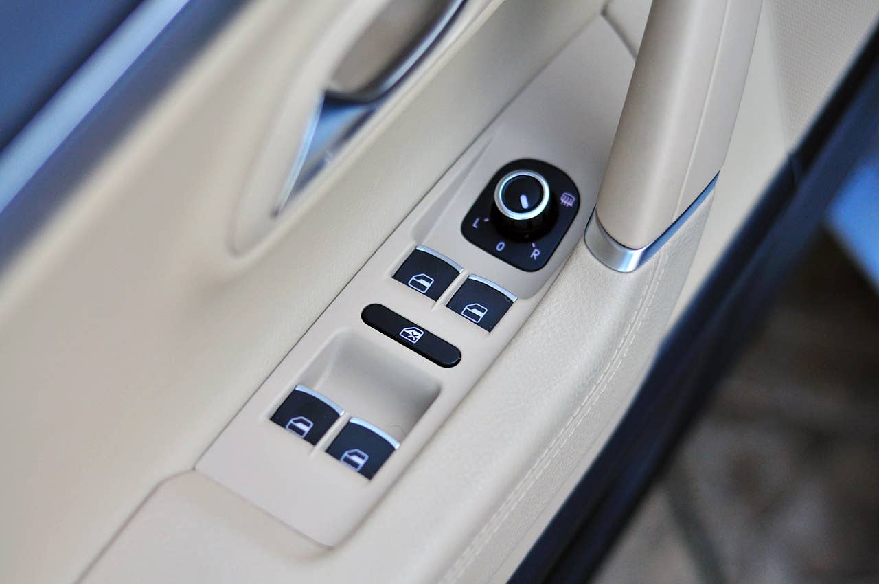 2013 Volkswagen CC door controls