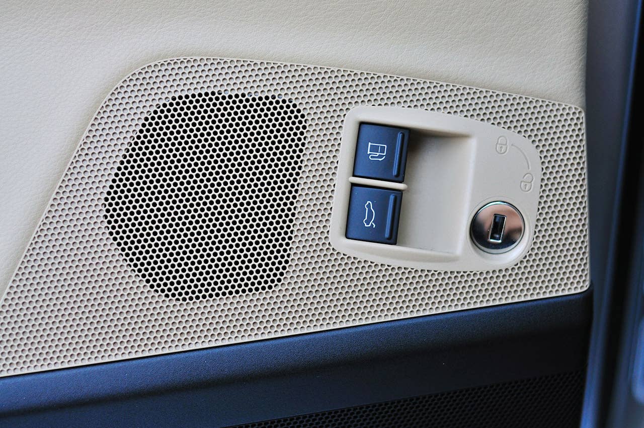 2013 Volkswagen CC door speaker