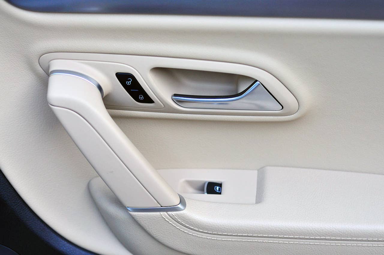2013 Volkswagen CC door handle