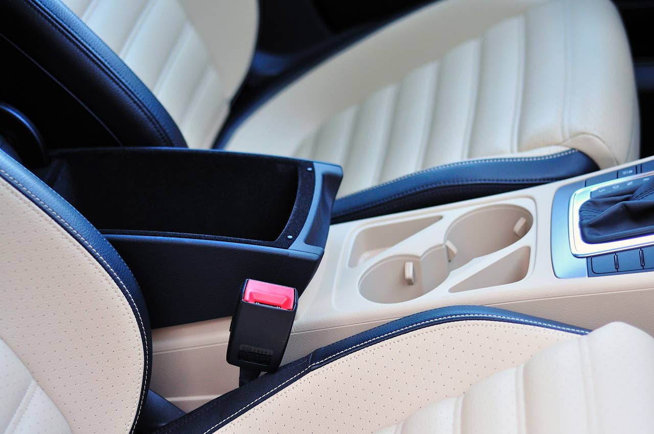 2013 Volkswagen CC center console storage