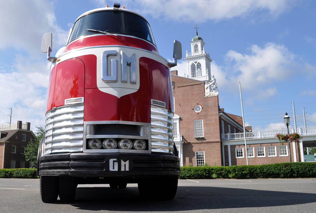 GM Futureliner front 3/4