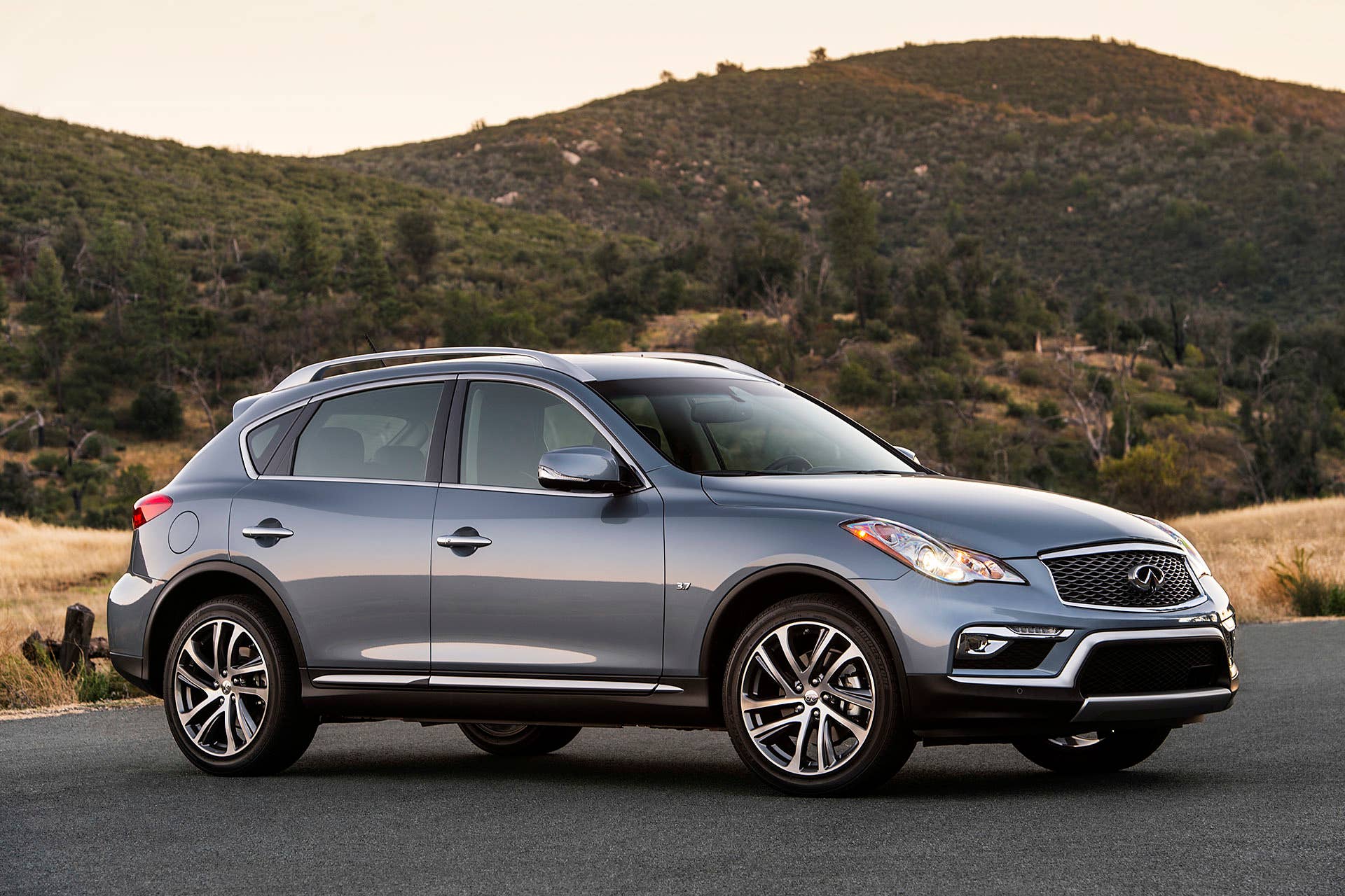 2016 Infiniti QX50 front 3/4 view