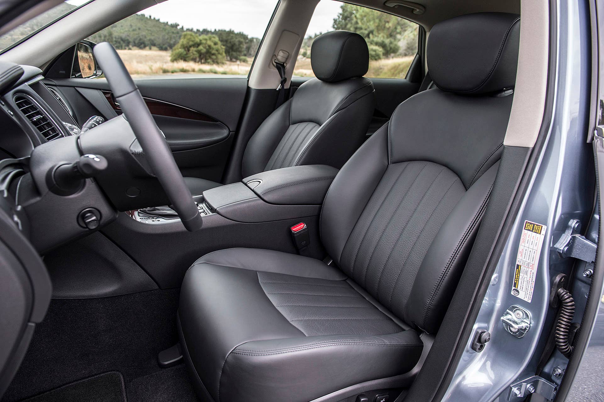 2016 Infiniti QX50 front seats