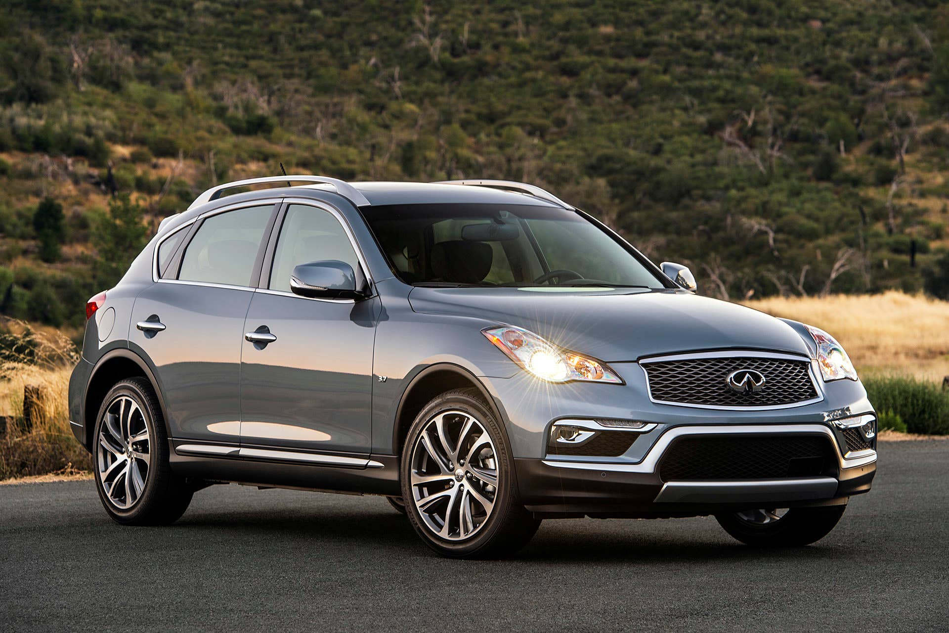 2016 Infiniti QX50 front 3/4 view