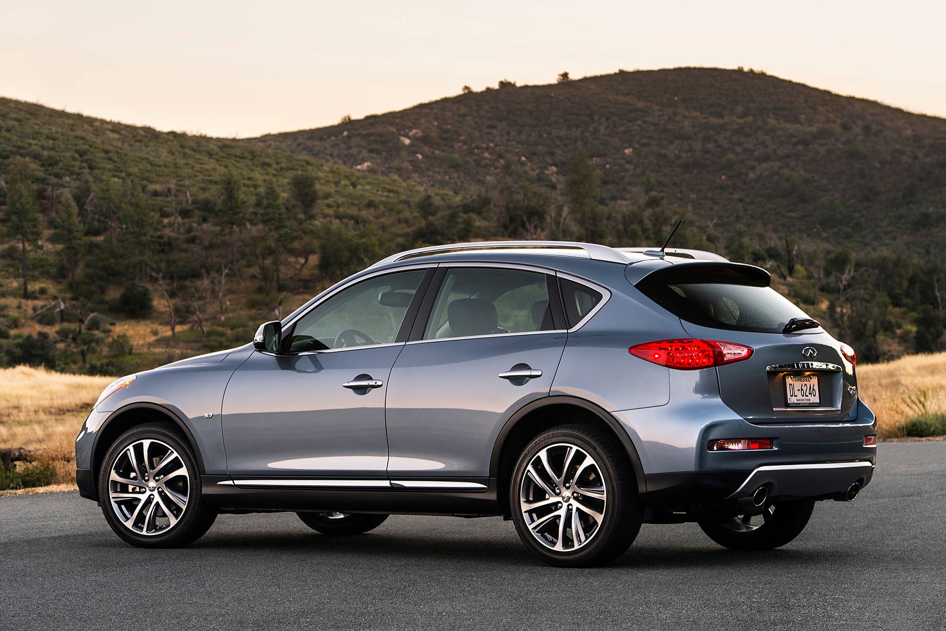 2016 Infiniti QX50 rear 3/4 view