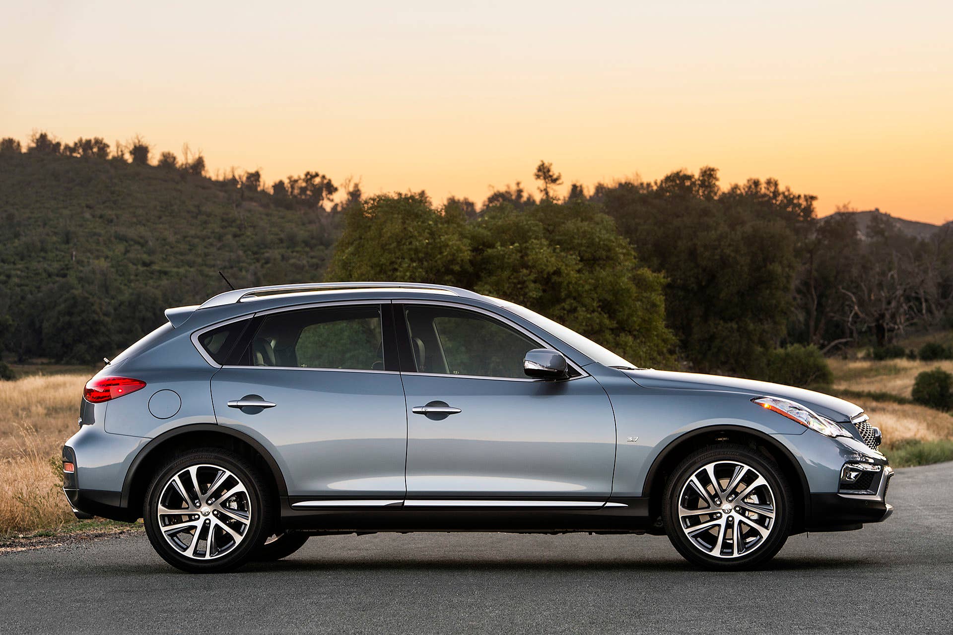 2016 Infiniti QX50 side view