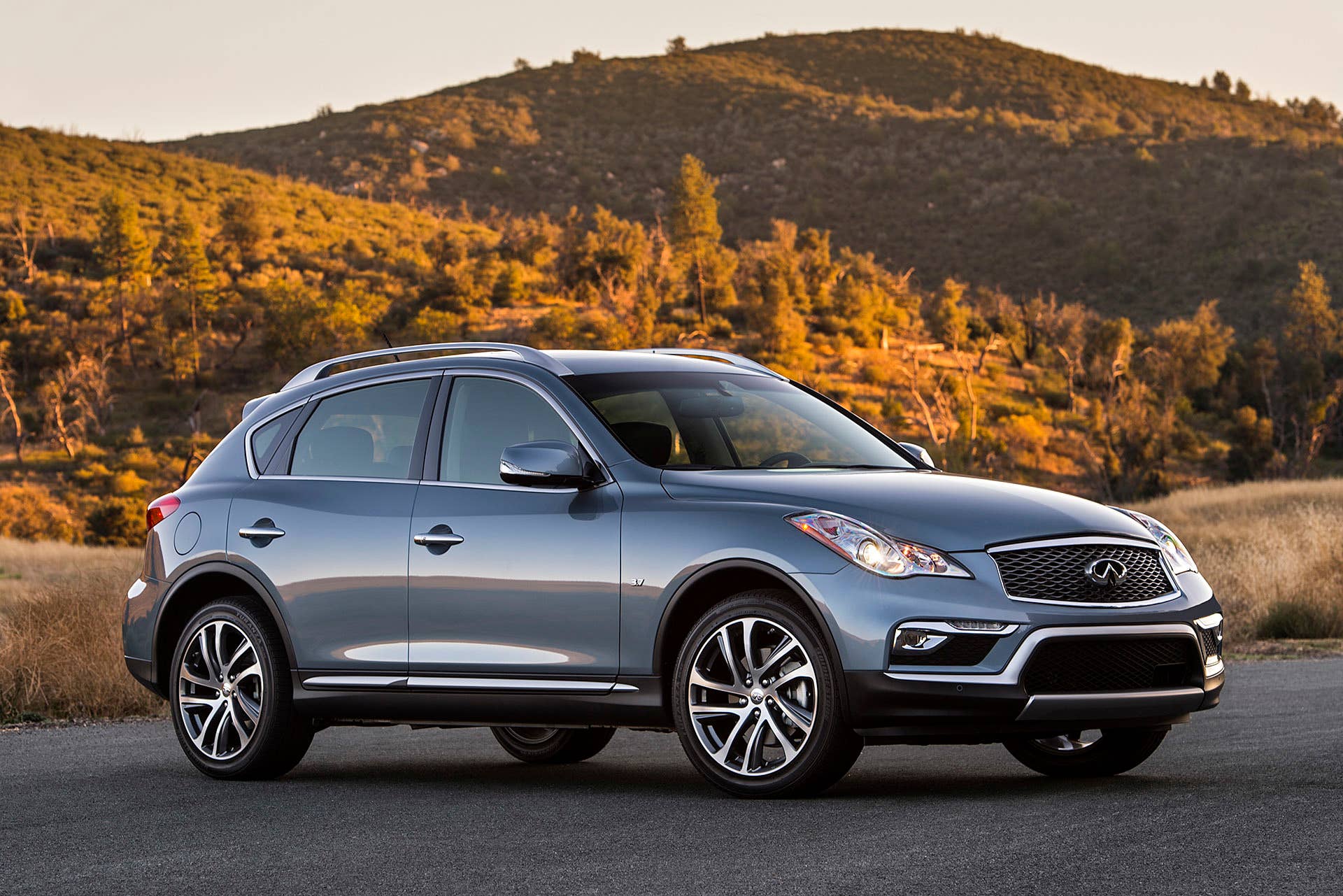 2016 Infiniti QX50 front 3/4 view