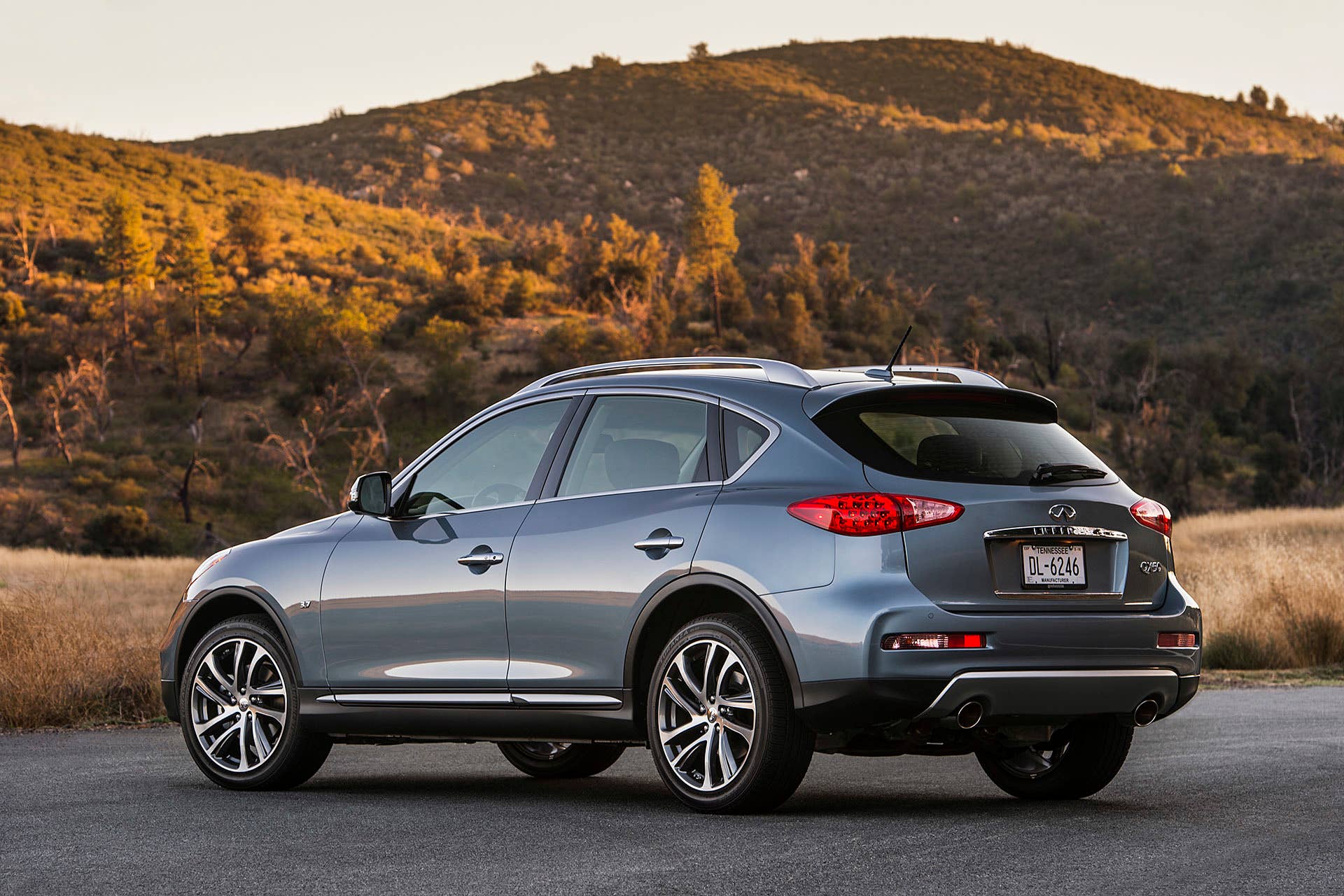 2016 Infiniti QX50 rear 3/4 view
